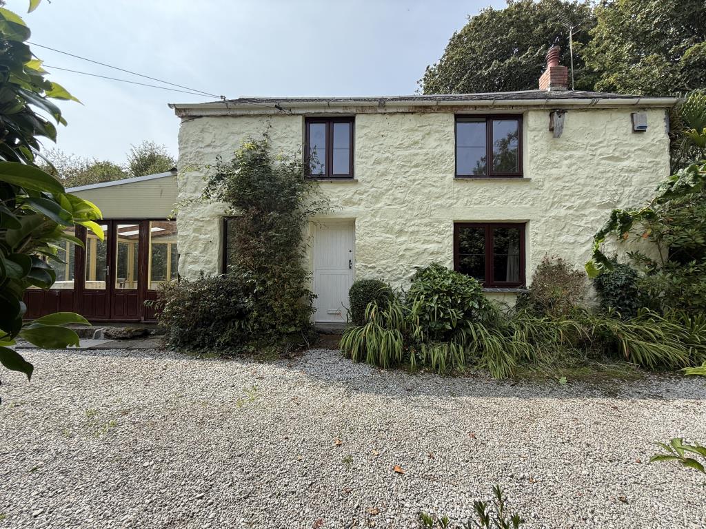 Lot: 126 - THREE-BEDROOM COTTAGE SET IN JUST UNDER AN ACRE - Front of the Property